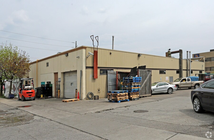 1909 Lawrence Ave E, Toronto, ON à vendre - Photo du bâtiment - Image 2 de 5