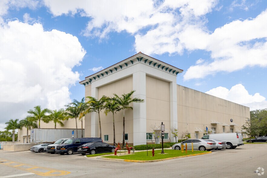 7429 Riviera Blvd, Miramar, FL à louer - Photo principale - Image 1 de 3