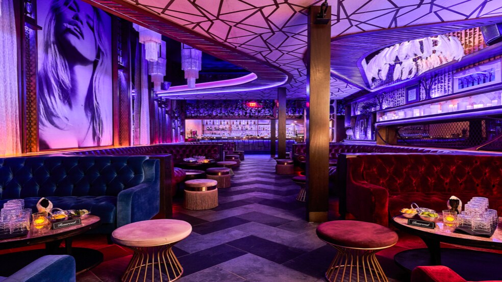 8029 W Sunset Blvd, Los Angeles, CA à louer - Photo du bâtiment - Image 2 de 2