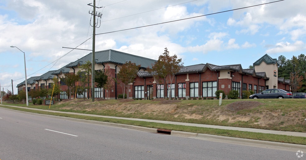 302 Davis Grove Cir, Cary, NC for lease - Primary Photo - Image 2 of 11