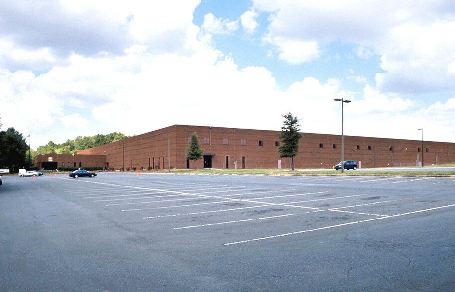 7300 Reames Rd, Charlotte, NC à louer - Photo du bâtiment - Image 2 de 12