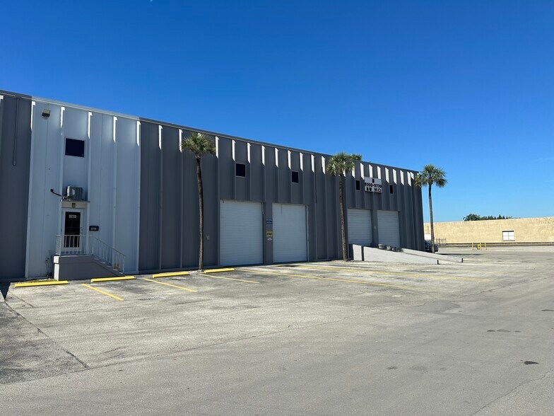 9700-9770 NW 91st Ct, Medley, FL à louer - Photo du bâtiment - Image 3 de 6