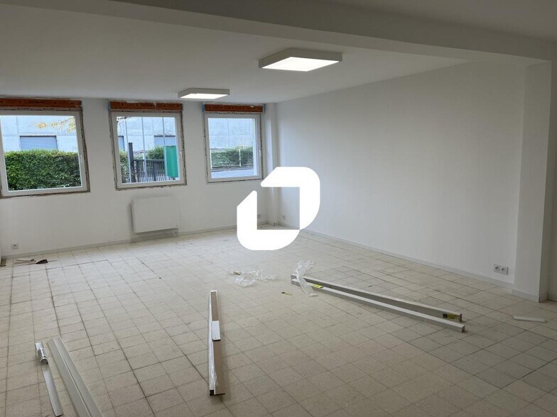 Flex in Seclin for lease - Interior Photo - Image 3 of 7