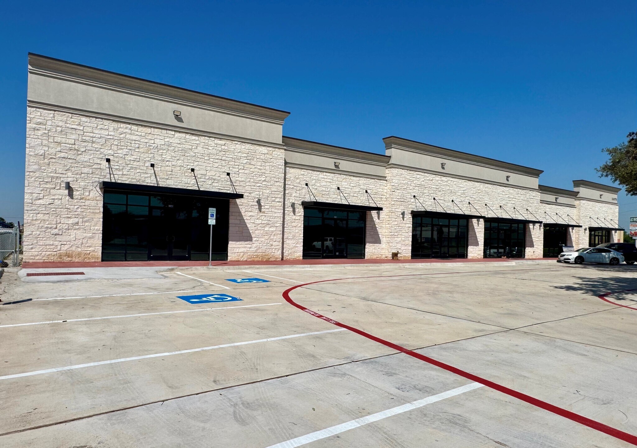 11075 Harry Hines Blvd, Dallas, TX for lease Primary Photo- Image 1 of 2