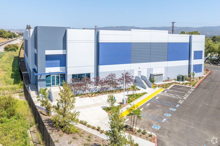 2424 Hook Dr, Simi Valley, CA à vendre - Photo principale - Image 1 de 5