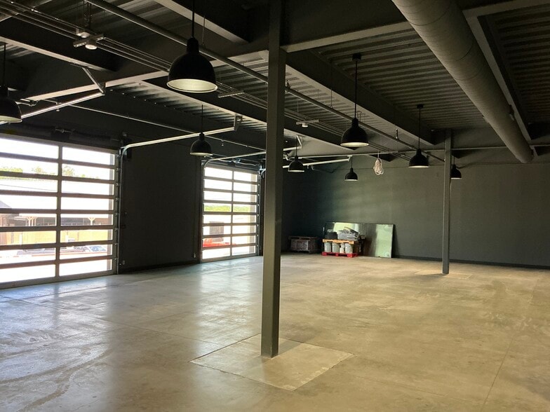 481 Winscott Rd, Benbrook, TX for lease - Interior Photo - Image 2 of 28