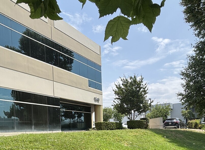 1845 Business Center Dr, San Bernardino, CA à louer - Photo du bâtiment - Image 3 de 4