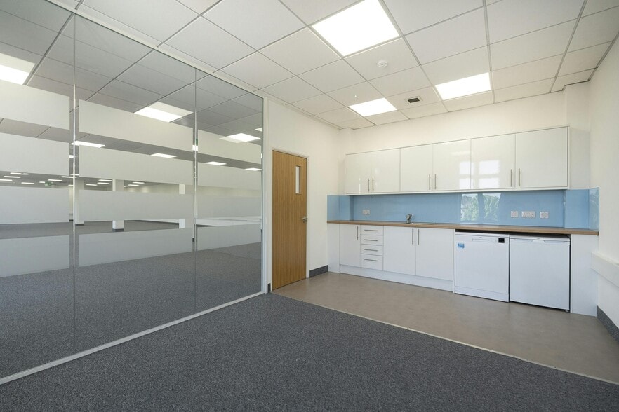 2-4 Oyster Ln, Byfleet for lease - Building Photo - Image 3 of 5