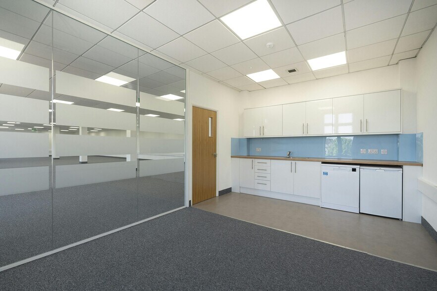2-4 Oyster Ln, Byfleet à louer - Photo du bâtiment - Image 2 de 5