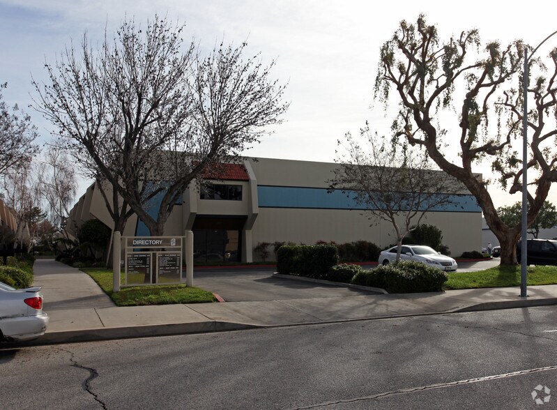 9230-9242 Deering Ave, Chatsworth, CA à vendre - Photo du bâtiment - Image 2 de 4