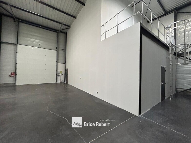 Flex in Saint Priest for lease - Interior Photo - Image 3 of 11