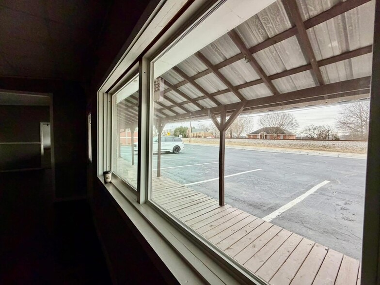359 W Shadburn Ave, Buford, GA for sale - Interior Photo - Image 3 of 30