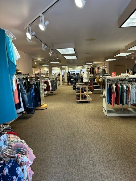 17 N Frederick Ave, Oelwein, IA à vendre - Photo du bâtiment - Image 2 de 4