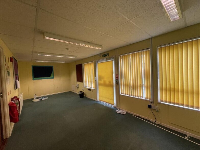 111 Canterbury Rd, Hawkinge à louer - Photo du bâtiment - Image 3 de 13