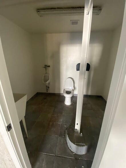 321-359 E Front St, Covina, CA for lease - Building Photo - Image 3 of 9