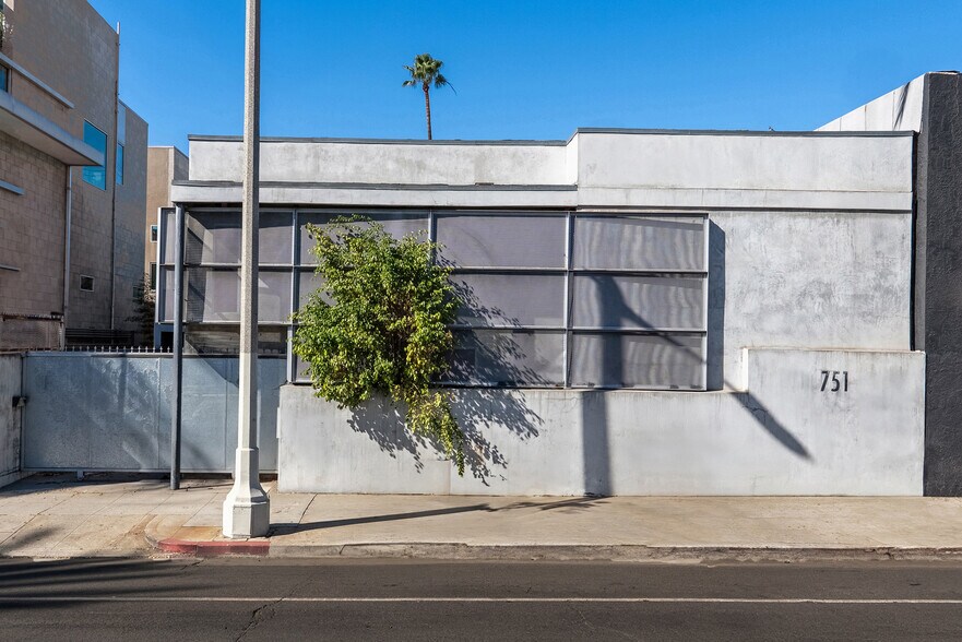 751 N Highland Ave, Los Angeles, CA à vendre - Photo du bâtiment - Image 2 de 12
