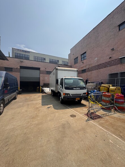 48 Grattan St, Brooklyn, NY for lease - Building Photo - Image 3 of 10