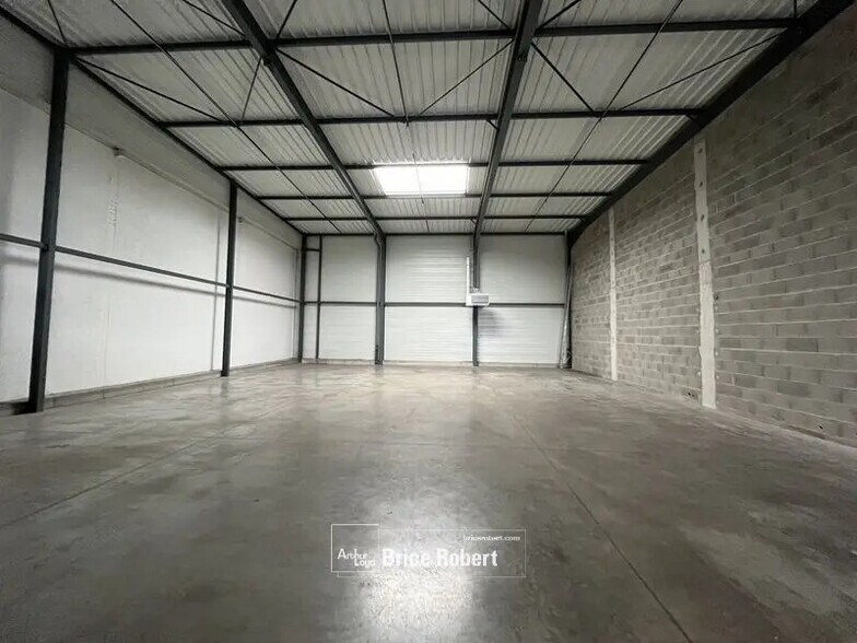 Office in Pusignan for lease - Interior Photo - Image 3 of 6