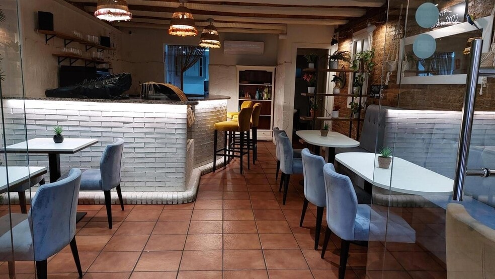 Retail in Barcelona, Barcelona for lease - Building Photo - Image 2 of 2