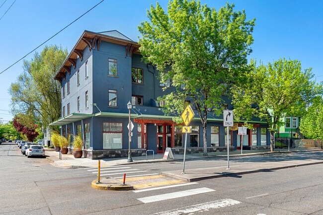 More details for 325 NE Graham St, Portland, OR - Retail for Sale