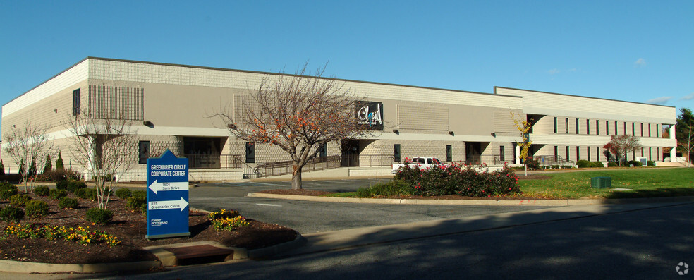 825 Greenbrier Cir, Chesapeake, VA for lease - Building Photo - Image 1 of 17