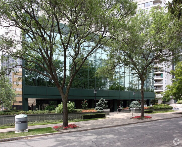 20 Holly St, Toronto, ON à louer - Photo du bâtiment - Image 2 de 4