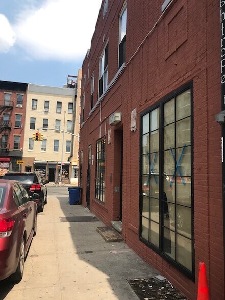 900-910 Grand St, Brooklyn, NY à louer - Photo du bâtiment - Image 2 de 21