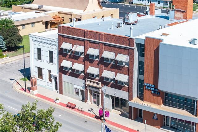 226 W Central Ave, El Dorado, KS à vendre - Photo du bâtiment - Image 2 de 29