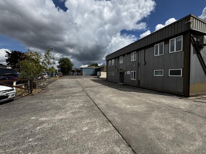 10 Bennett Fields Trading Estate, Wincanton for lease - Building Photo - Image 2 of 3