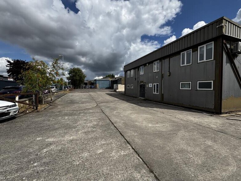 10 Bennett Fields Trading Estate, Wincanton à louer - Photo du bâtiment - Image 2 de 3