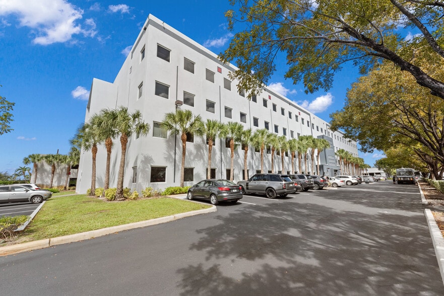 7791 NW 46th St, Doral, FL à louer - Photo du bâtiment - Image 3 de 8