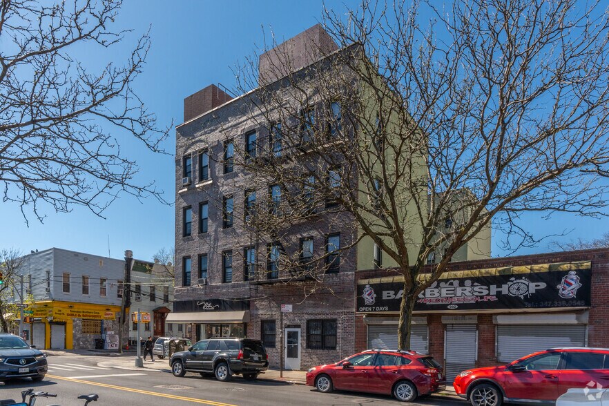 996 Cypress Ave, Ridgewood, NY à vendre - Photo du bâtiment - Image 3 de 4