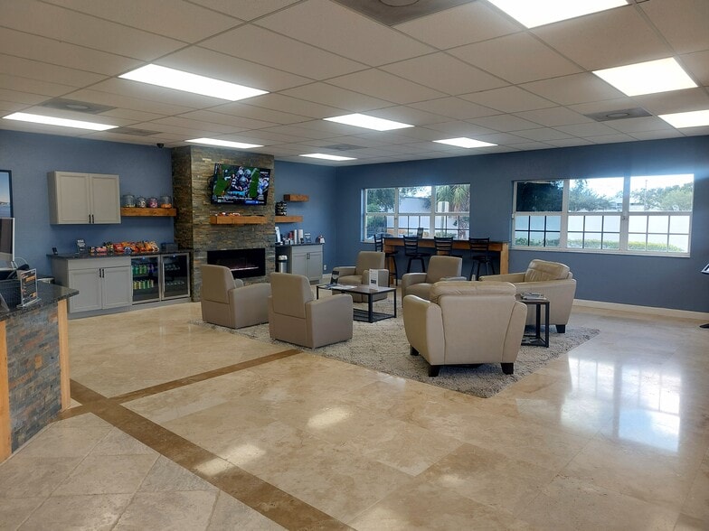 125-145 S Congress Ave, Delray Beach, FL for lease - Lobby - Image 3 of 7