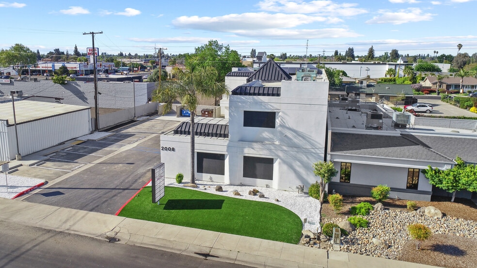 2008 W Dorothea Ave, Visalia, CA for sale - Building Photo - Image 2 of 45