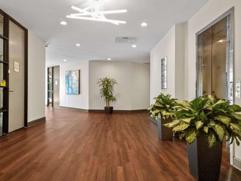 4215 Southpoint Blvd, Jacksonville, FL for lease - Lobby - Image 3 of 9