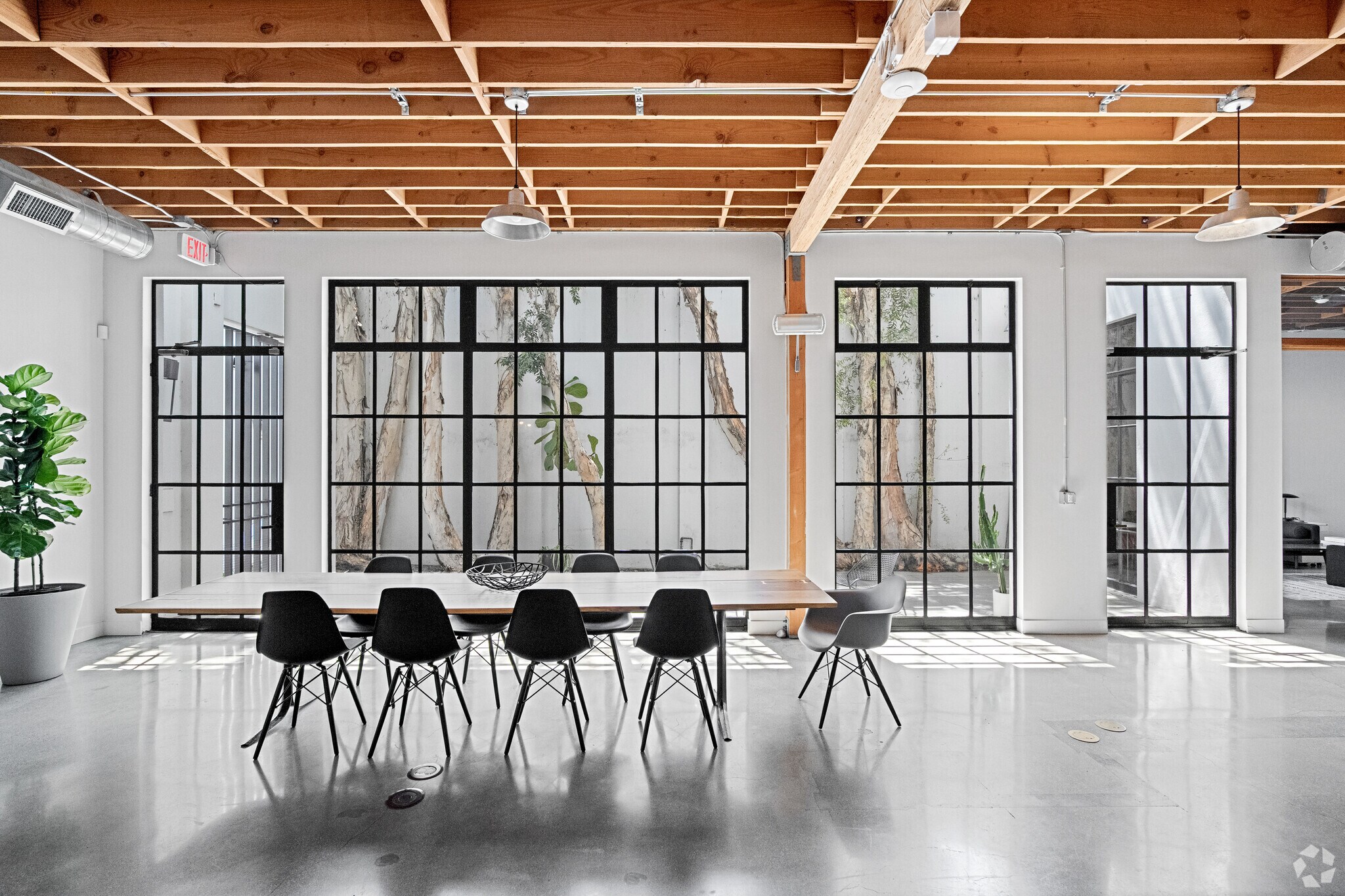 2011 Pontius Ave, Los Angeles, CA à vendre Photo du bâtiment- Image 1 de 1