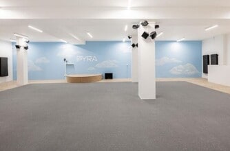 92 Rue Marguerite De Rochechouart, Paris for lease Interior Photo- Image 2 of 9