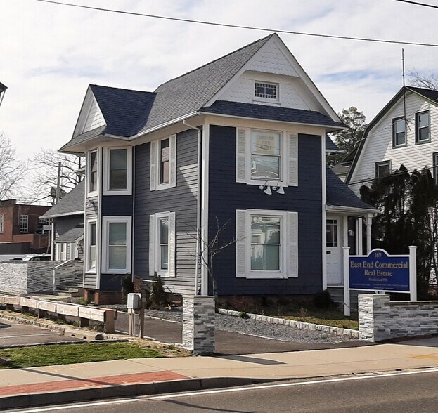 169 Roanoke Ave, Riverhead, NY à vendre - Photo du bâtiment - Image 3 de 11