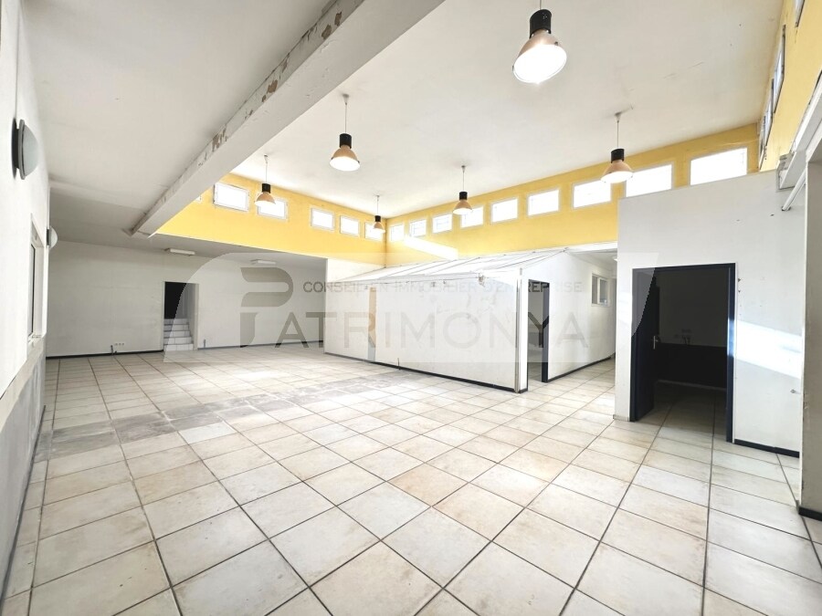 Retail in Marseille for sale Interior Photo- Image 1 of 9