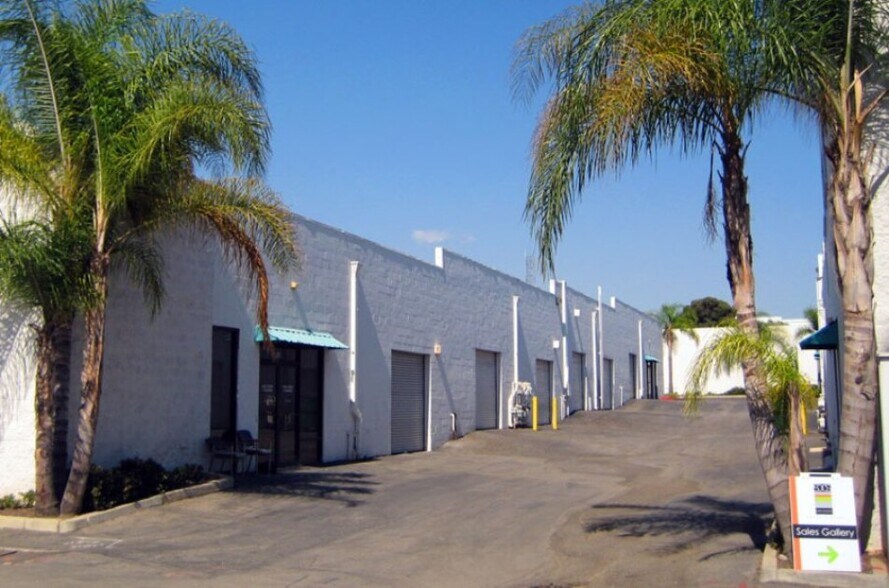 109-155 E Arrow Hwy, San Dimas, CA à louer - Photo du bâtiment - Image 3 de 6