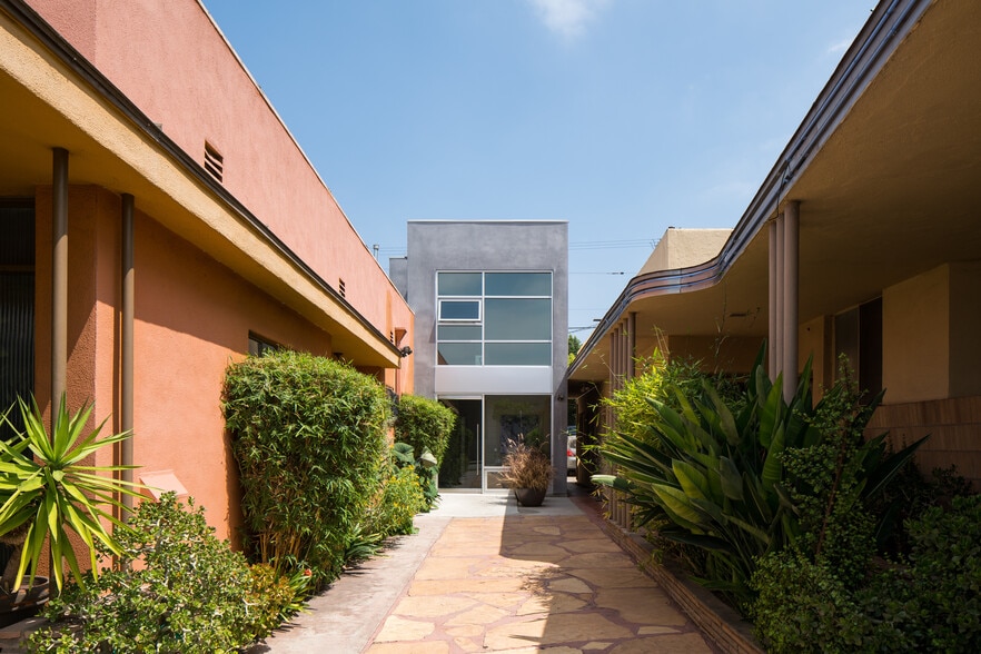 8217 Beverly Blvd, Los Angeles, CA for lease - Building Photo - Image 3 of 5