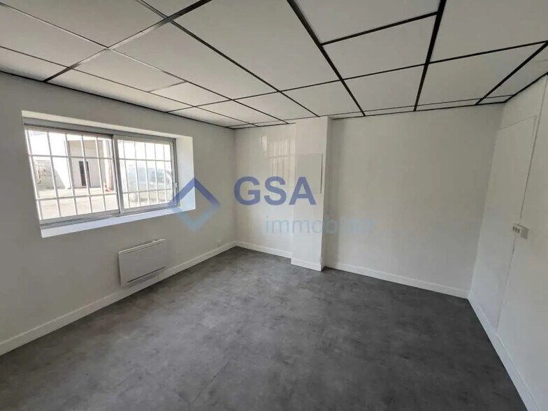 Office in Lisses for lease - Interior Photo - Image 3 of 9