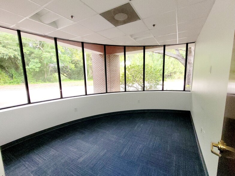 5483 W Waters Ave, Tampa, FL for lease - Building Photo - Image 2 of 8