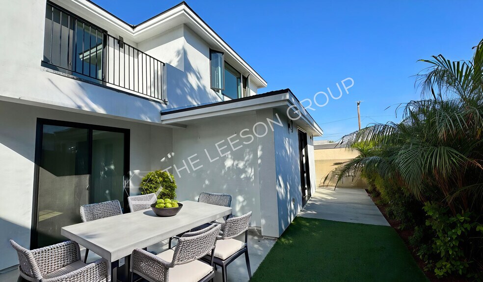 2214 Elden Ave, Costa Mesa, CA à vendre - Photo du bâtiment - Image 2 de 13