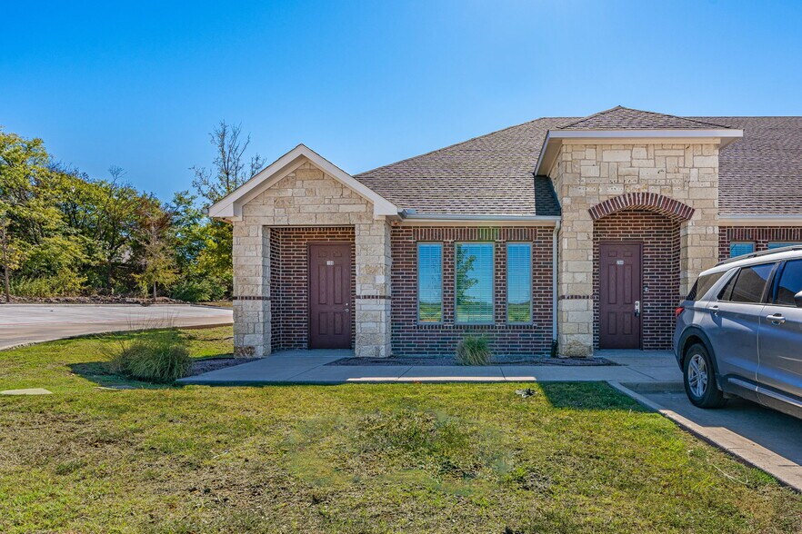 8212 Liberty Grove Rd, Rowlett, TX à vendre - Photo du bâtiment - Image 3 de 31