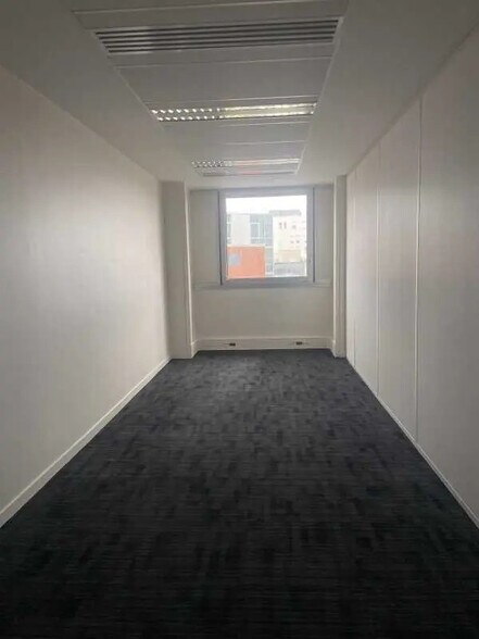 Bureau dans Ivry-sur-Seine à louer - Photo du bâtiment - Image 2 de 15