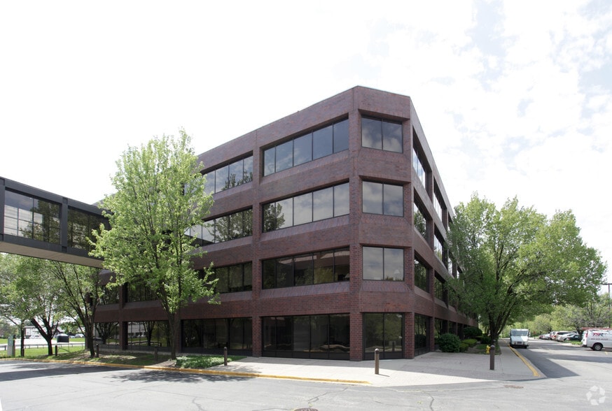 700 E Butterfield Rd, Lombard, IL à louer - Photo du bâtiment - Image 3 de 10
