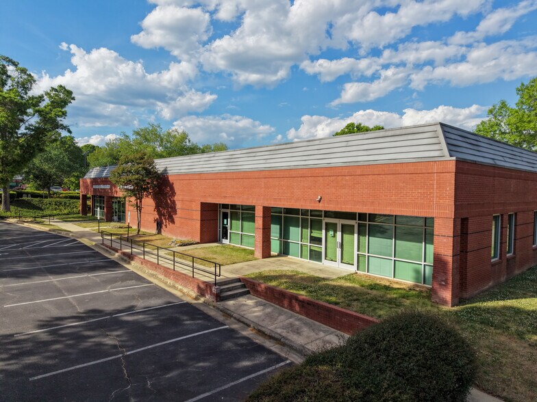 800 Springfield Commons Dr, Raleigh, NC à louer - Photo du bâtiment - Image 2 de 13