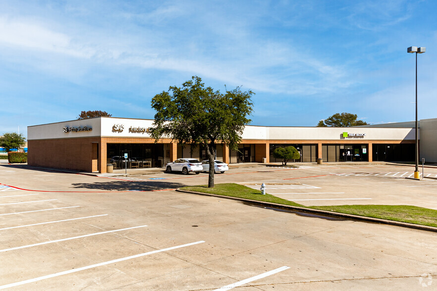 6801-7049 Ridgmar Meadow Rd, Fort Worth, TX for lease - Building Photo - Image 3 of 20