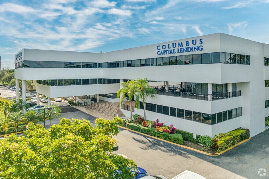 14750 NW 77th Ct, Miami Lakes, FL à louer - Photo du bâtiment - Image 3 de 27